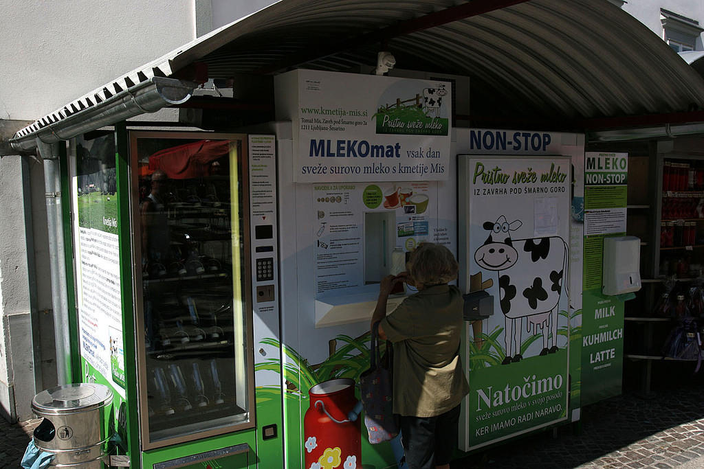 Automatic milk dispenser