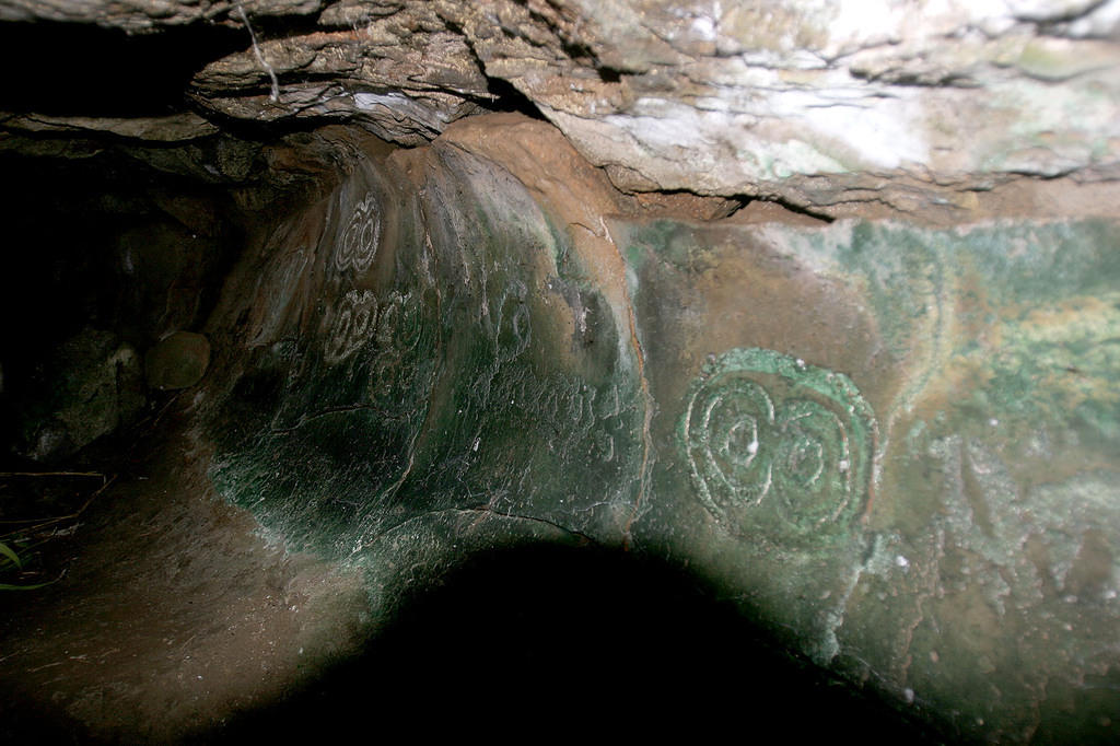 Ana Nga Heu, a small cave on the north coast, with Make Make (God) carving.