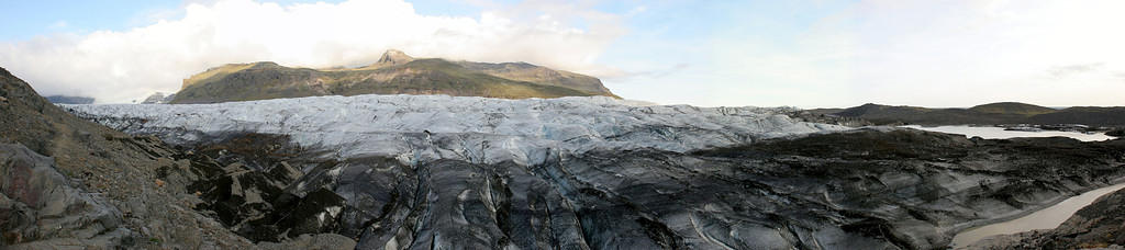 Past a closed path, we found part of Vatnajökull up close and personal